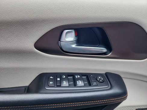 Used 2017 Chrysler Pacifica Touring-L Plus w/ Advanced Safetytec Group FWD image 33