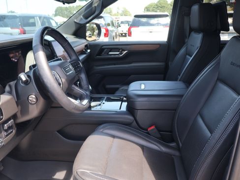 Used 2025 GMC Yukon XL Denali w/ Denali Reserve Package RWD image 8