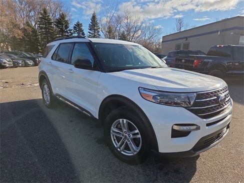 Certified 2022 Ford Explorer XLT w/ Equipment Group 202A image 3