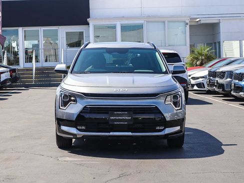 Certified 2025 Kia Niro FWD image 2