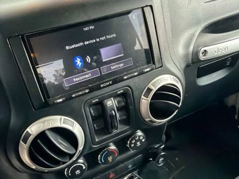 Used 2018 Jeep Wrangler Unlimited Sahara AWD/4WD image 11