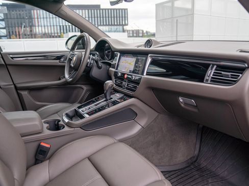 Certified 2026 Porsche Macan AWD/4WD image 24