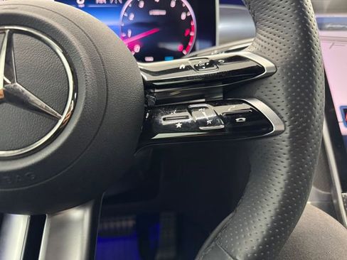 Used 2024 Mercedes-Benz GLC 300 4MATIC image 23