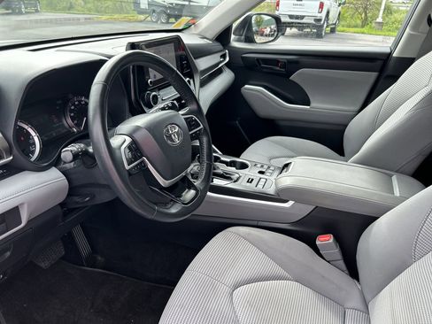 Used 2023 Toyota Highlander LE AWD/4WD image 24