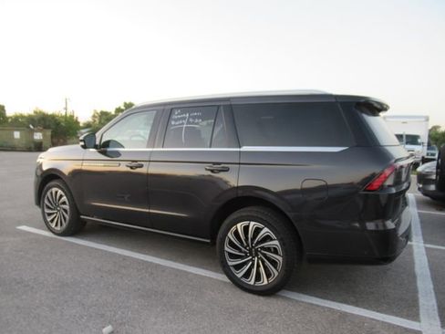 Used 2025 Lincoln Navigator Black Label image 4