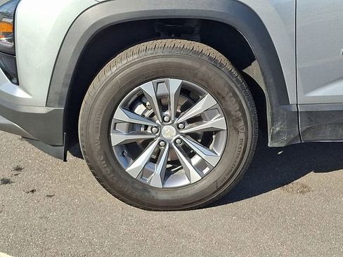 Used 2026 Chevrolet Equinox LT FWD image 8