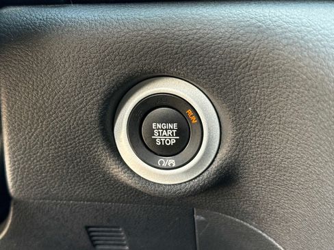 Used 2025 Chrysler Pacifica Limited FWD image 29