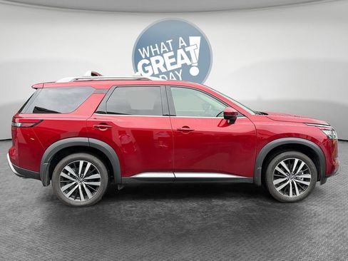 Used 2024 Nissan Pathfinder Platinum FWD image 2