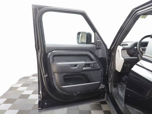 Used 2025 Land Rover Defender 110 S image 5
