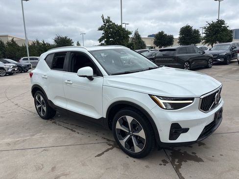 Used 2023 Volvo XC40 B5 Plus w/ Driver Assist Package AWD/4WD image 3
