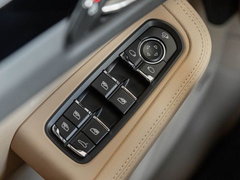 Certified 2026 Porsche Macan AWD/4WD image 18
