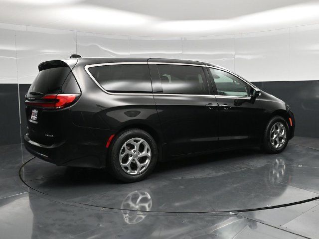 Certified 2024 Chrysler Pacifica Limited FWD image 4