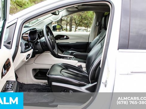 Used 2023 Chrysler Pacifica Limited image 16