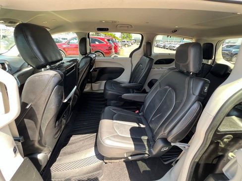 Used 2018 Chrysler Pacifica Touring-L Plus FWD image 22