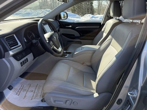 Used 2019 Toyota Highlander Limited image 12