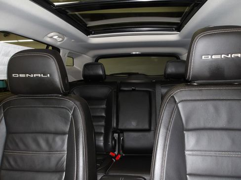 Used 2024 GMC Terrain Denali w/ Denali Premium Package AWD/4WD image 10