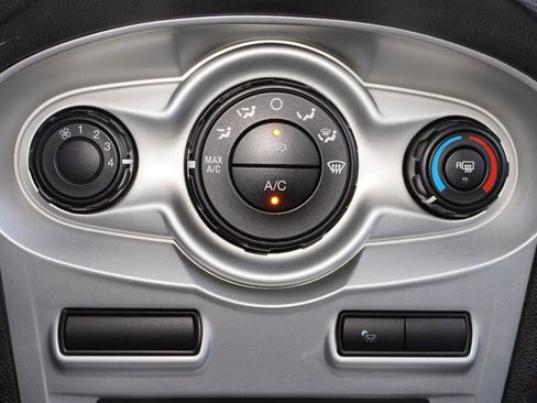 Used 2014 Ford Fiesta SE image 16