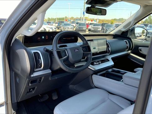 Used 2025 Ford Expedition Active image 17