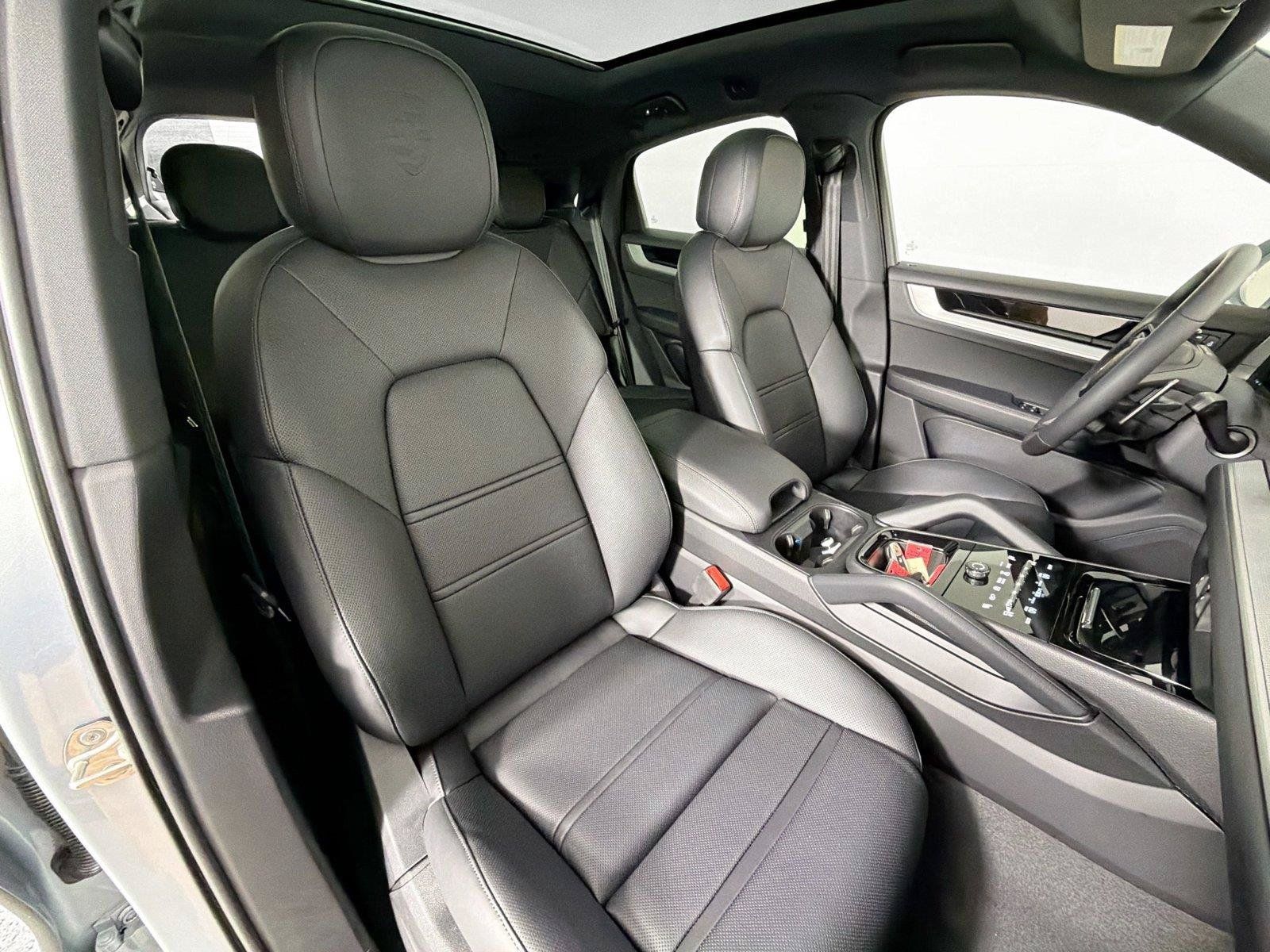 Certified 2025 Porsche Cayenne Coupe AWD/4WD image 28