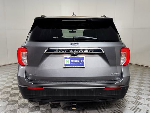 Used 2023 Ford Explorer XLT image 3