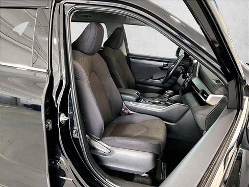 Used 2022 Toyota Highlander LE FWD image 9
