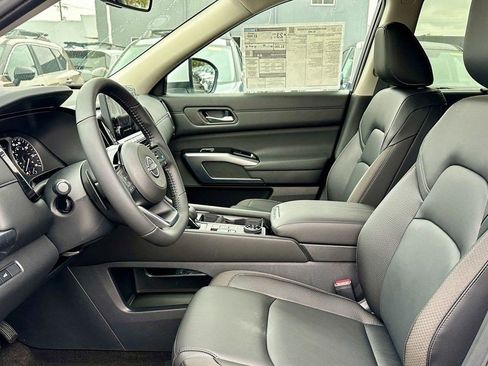 Used 2025 Nissan Pathfinder SL AWD/4WD image 24