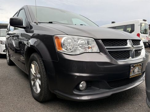 Used 2019 Dodge Grand Caravan SXT image 4