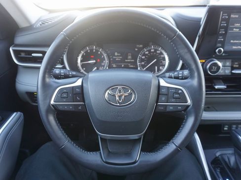 Used 2022 Toyota Highlander XLE image 3