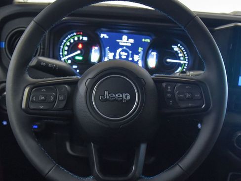 Used 2025 Jeep Wrangler Unlimited Rubicon 4xe w/ Convenience Group AWD/4WD image 30