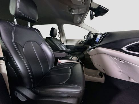 Used 2023 Chrysler Pacifica Touring-L FWD image 29