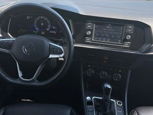 Used 2023 Volkswagen Jetta SE FWD image 3