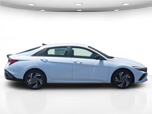 New 2025 Hyundai Elantra SEL image 9