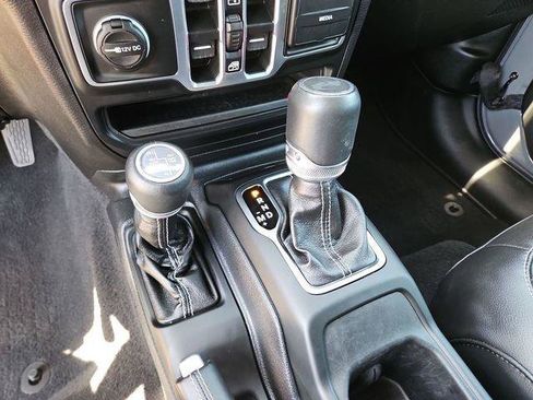 Used 2023 Jeep Wrangler Unlimited Sahara AWD/4WD image 15