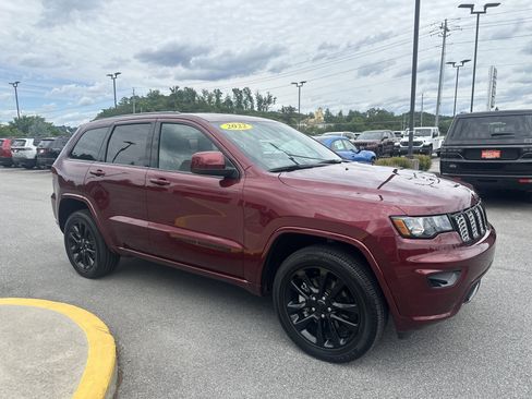 Used 2022 Jeep Grand Cherokee Laredo X AWD/4WD image 2