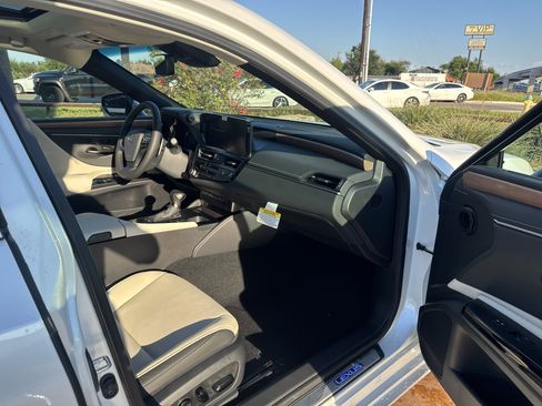 New 2025 Lexus ES 300h w/ Premium Package image 13