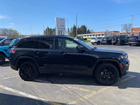 Used 2023 Jeep Grand Cherokee Limited w/ Black Appearance Package AWD/4WD image 22