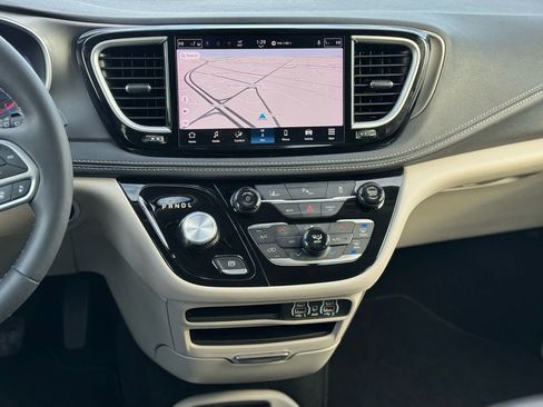 Used 2024 Chrysler Pacifica Select image 15