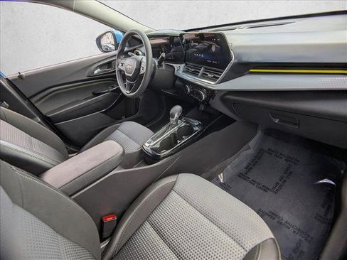 Used 2025 Chevrolet Trax LT FWD image 20