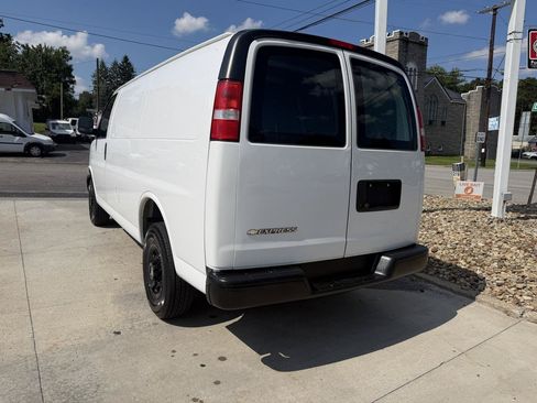 Used 2019 Chevrolet Express 2500 RWD image 4