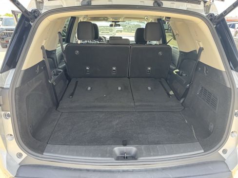 Used 2025 Nissan Pathfinder SV FWD image 31