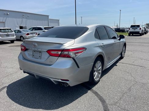 Used 2019 Toyota Camry SE FWD image 5