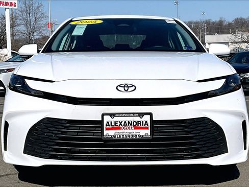 Used 2025 Toyota Camry LE image 3