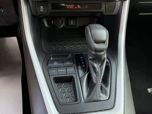 Used 2021 Toyota RAV4 LE FWD image 28