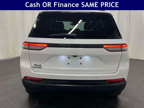 Used 2022 Jeep Grand Cherokee Altitude AWD/4WD image 9