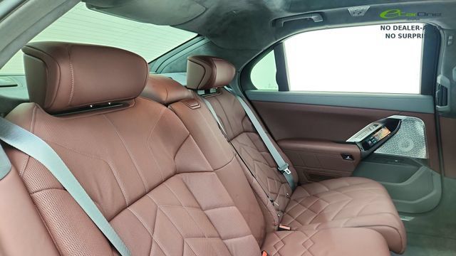 Used 2023 BMW i7 xDrive60 AWD/4WD image 25