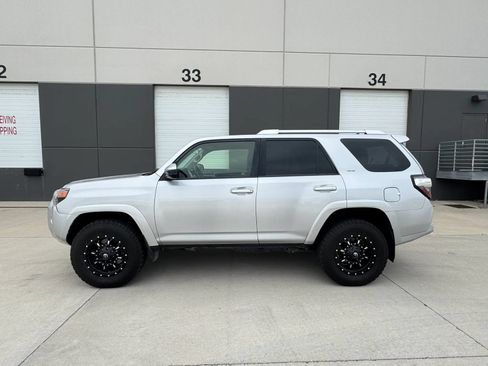 Used 2015 Toyota 4Runner SR5 AWD/4WD image 2