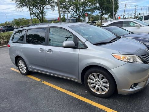 Used 2011 Toyota Sienna XLE w/ Premium Pkg AWD/4WD image 3