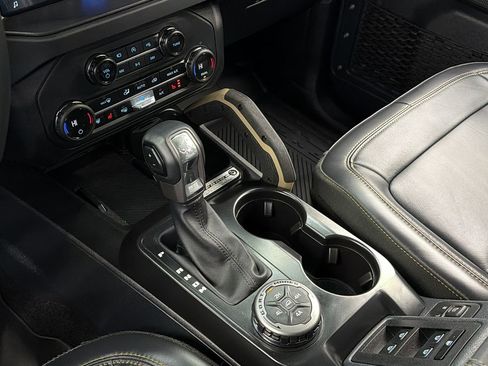 Used 2025 Ford Bronco Badlands image 34