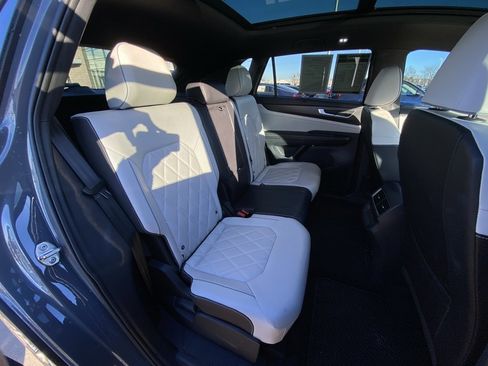 Used 2024 Volkswagen Atlas Cross Sport SEL Premium R-Line image 31