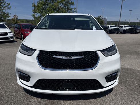 Used 2024 Chrysler Pacifica Touring-L FWD image 2